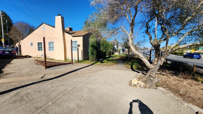 Building Photo - Excellent Location In Sebastopol. Across t...