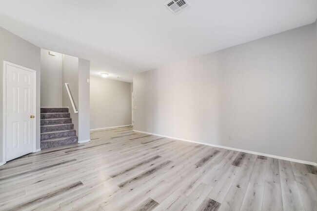 Foto del edificio - Stunning 4 bedroom home in Henderson with POOL!