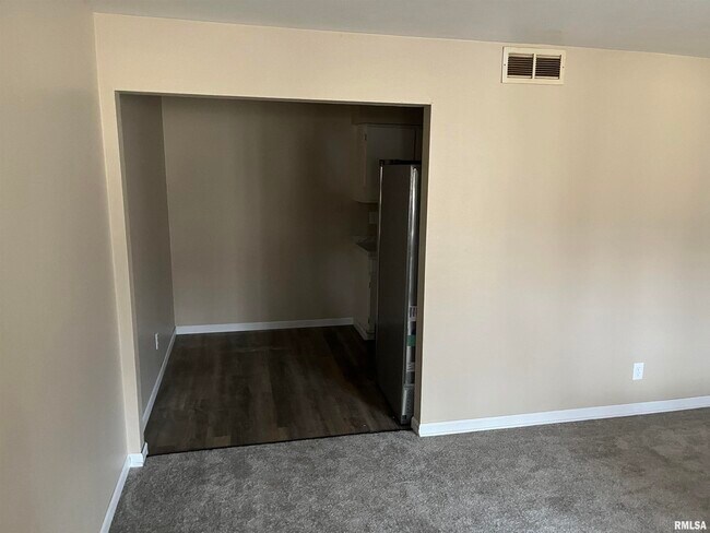 Building Photo - 1304 W Jeth Ct