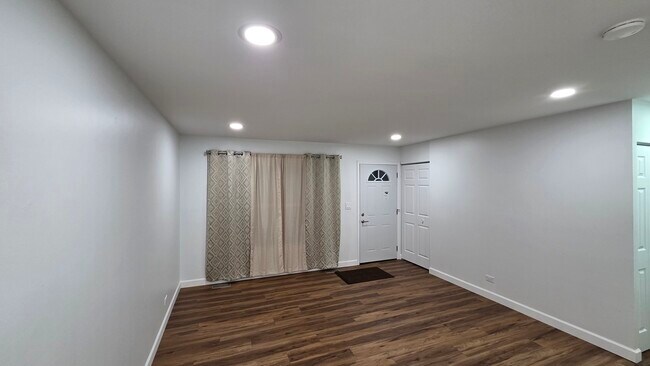 Building Photo - 1303 Kingsbury Dr