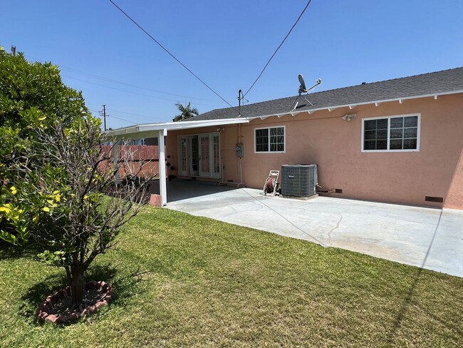 Building Photo - 3 Bedroom 2 Bath Well Kept Traditional Hom...