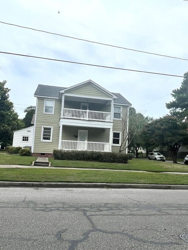 Primary Photo - DOWNSTAIRS DUPLEX--2 BED/ 1 BATH IN THE HE...