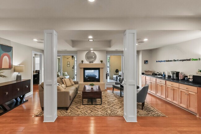 Casa club - 1240 Center St