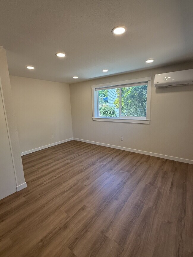 Foto del edificio - Charming 1-Bed Retreat in Kent: Cozy 460 Sq Ft Unit with Full Bath!