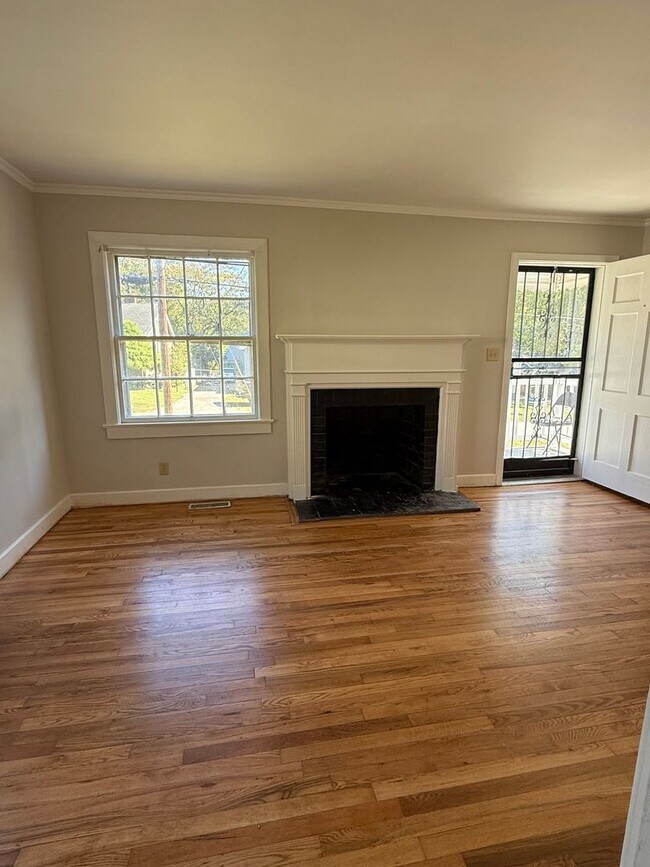 Building Photo - Charming 2 Bedroom Rental with Fresh Updates