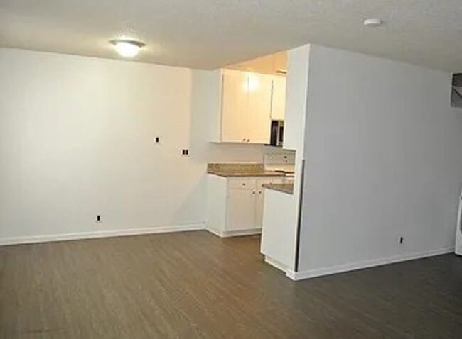Building Photo - Updated and Spacious Condo near Shopping and Dining!