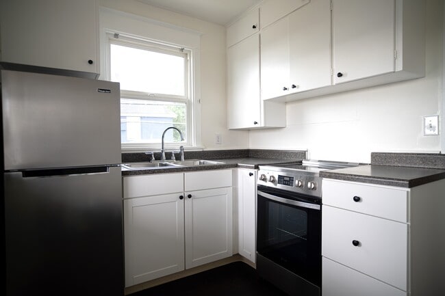 Bright and airy kitchen with new appliances - 621 N Lawrence St