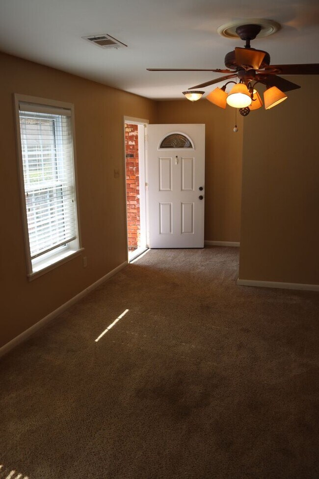 Foto del edificio - Charming family home in nice neighborhood