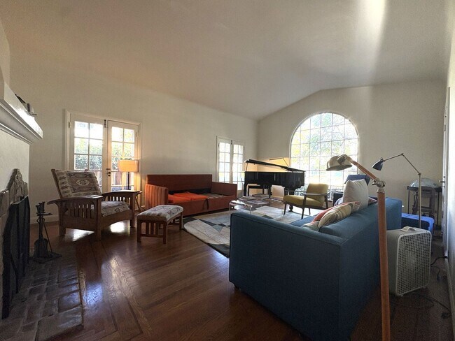 Foto del edificio - Stunning Furnished Home with Loft-Style ADU & Outdoor Amenities