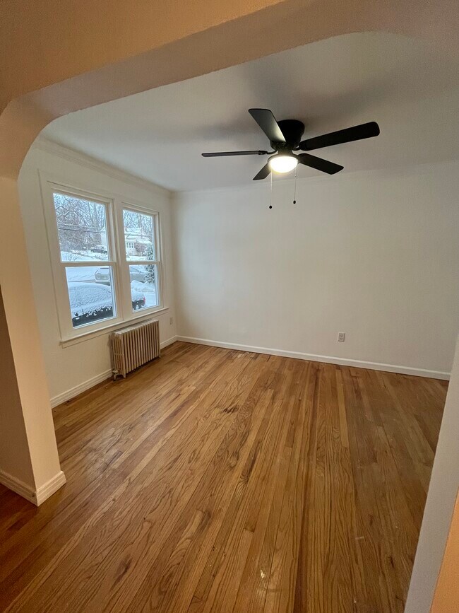 Living Room - 266 Malletts Bay Ave