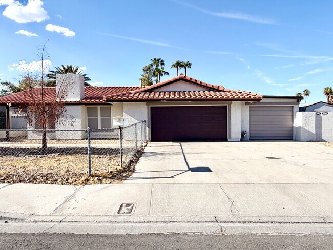 Foto del edificio - Charming Single-Story Corner-Lot Home | HUGE Private Backyard | 3-Car Garage with Pass-Through Ba...