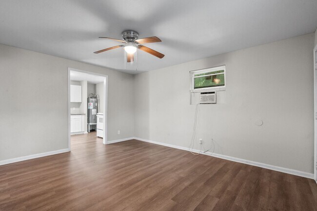 Building Photo - 2328 Boss St