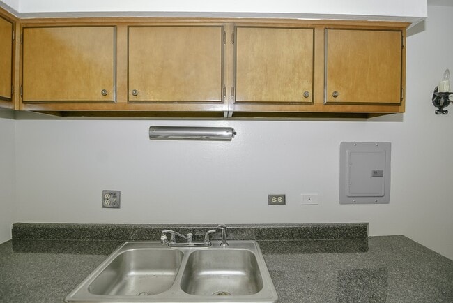 Building Photo - 665 W Wrightwood Ave