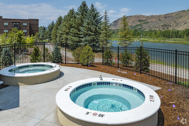 ¡El único apartamento en Roaring Fork Valley con dos jacuzzis en la propiedad! - Tree Farm Lofts