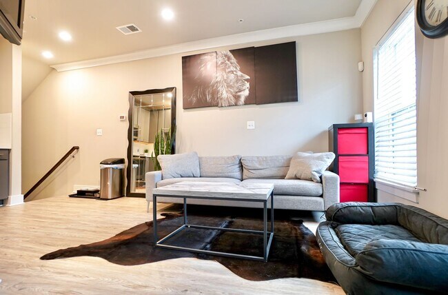 Foto del edificio - Two-Level 1BR w/ Den Next to Walter Reed a...
