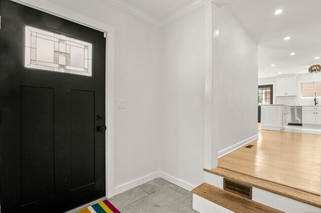 Foto del edificio - 24 Maplewood Dr