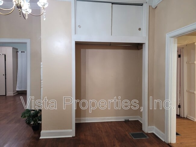 Building Photo - 1121 Elm St