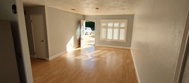 Foto del edificio - Single Story House in Poway - 4 BR Plus Bo...