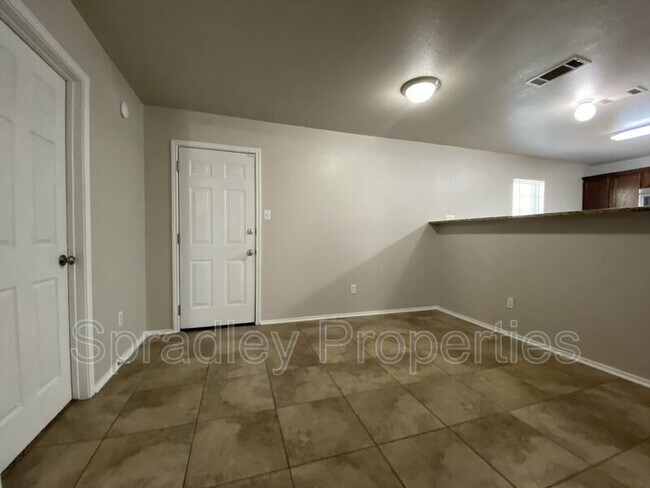 Building Photo - 408 Kylar St