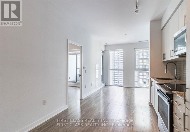Building Photo - 4055-4055 Parkside Village Dr
