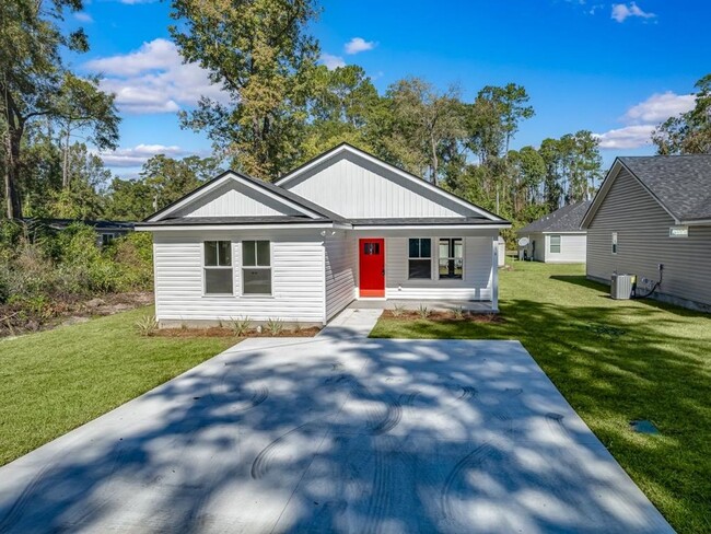 Building Photo - Stunning 3 Bedroom Home Available in March!