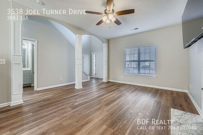 Foto del edificio - 3538 Joel Turner Dr