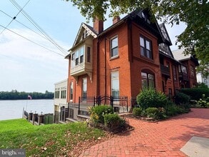 Building Photo - 256 Radcliffe St