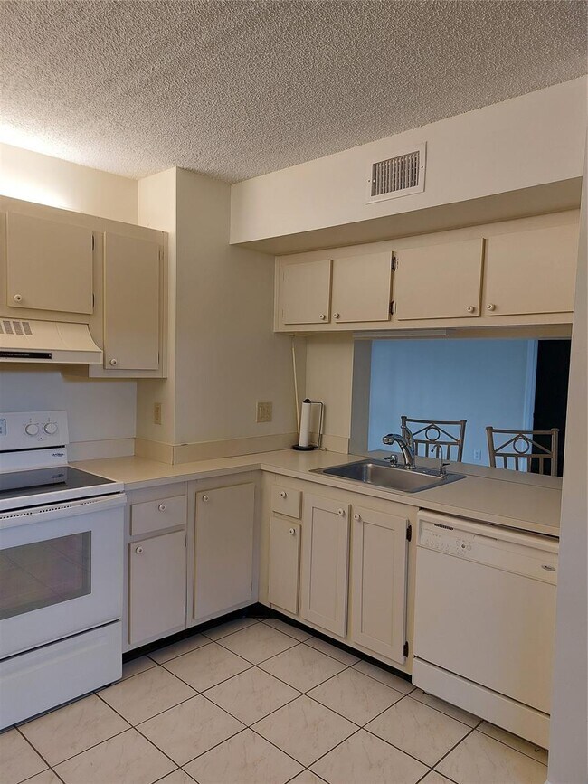 Foto del edificio - 9617 NW 4th St