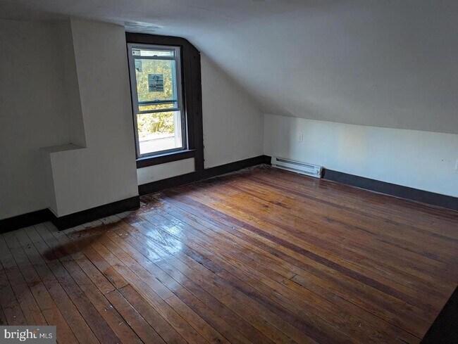 Building Photo - 327 W Race St