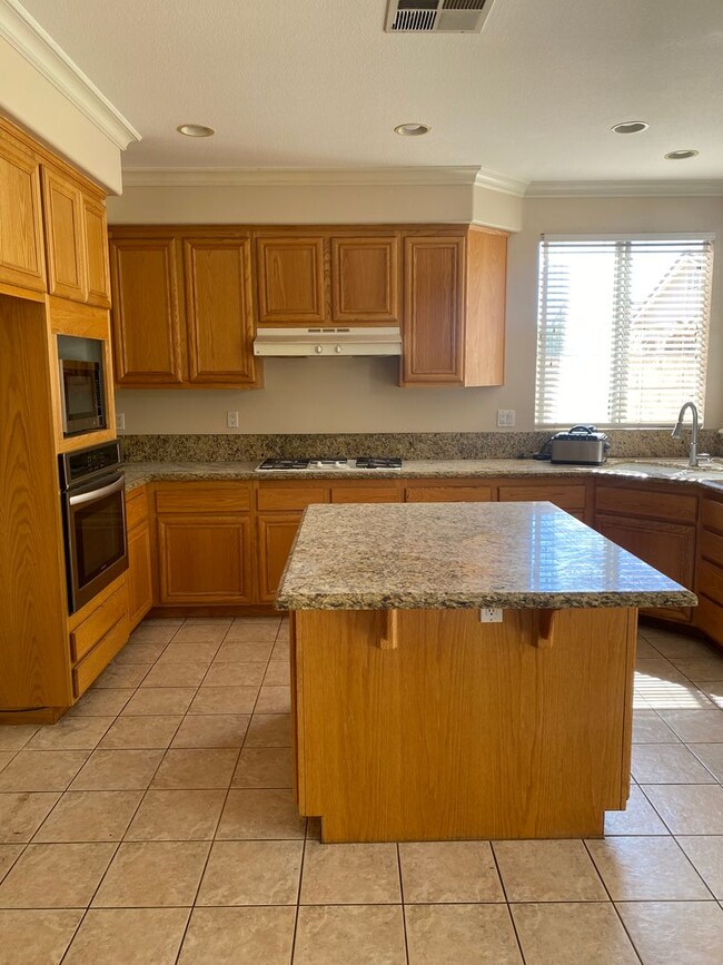 Foto del edificio - Beautiful 4 bedroom, 3.5 bath + office + l...