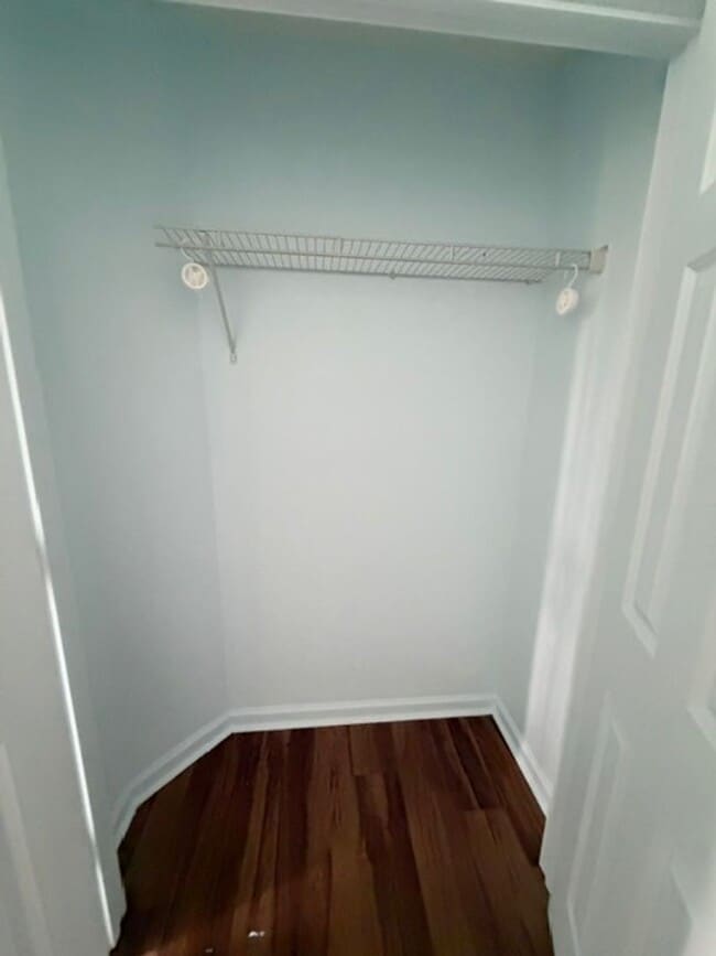 Building Photo - 3 Bedroom 2 Bathroom in a Tri-plex