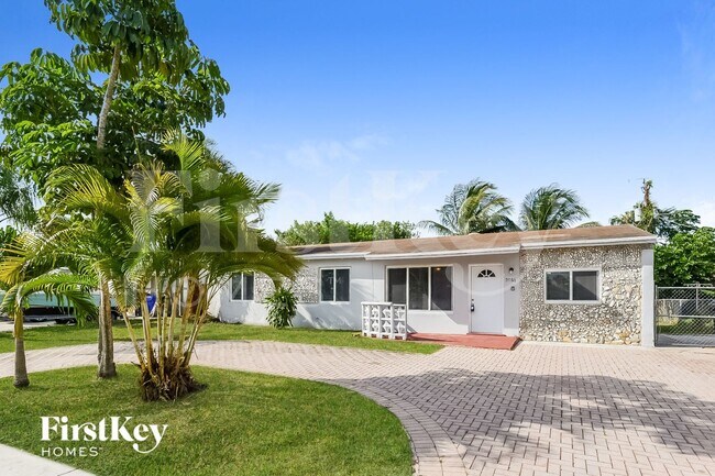 Building Photo - 6820 SW 16th Ct