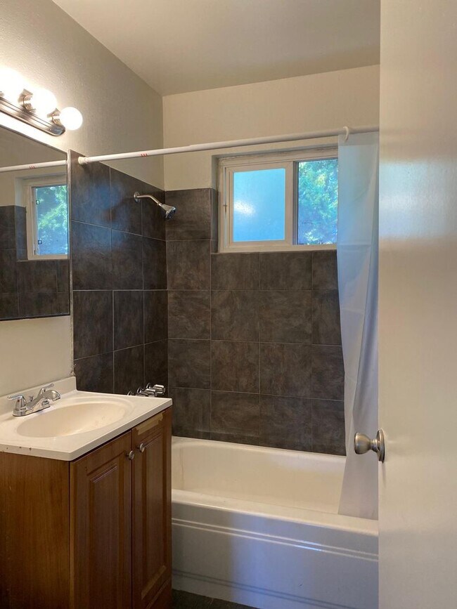 Building Photo - 25873 Huntwood Avenue Unit #7 (LO)