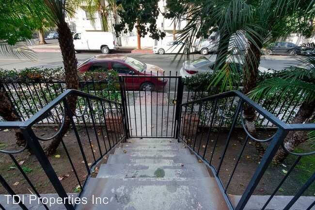 Foto del edificio - 3250-3254 James M Wood Blvd