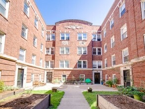 Building Photo - 838 E 53rd St