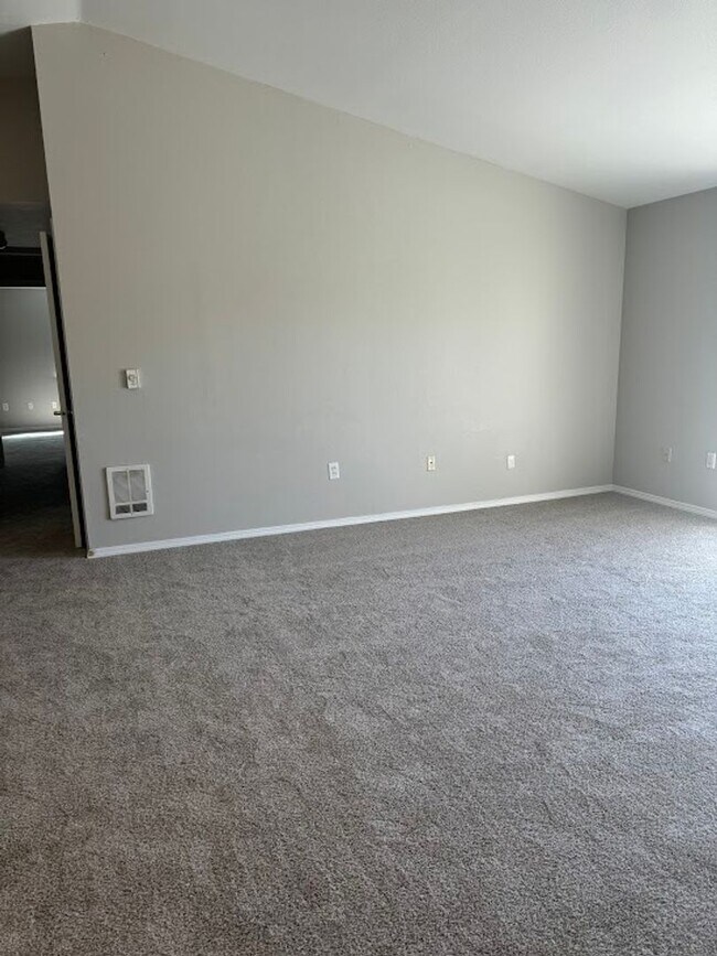 Foto del edificio - A New Wave of Living Here At Powell Court Apartments!