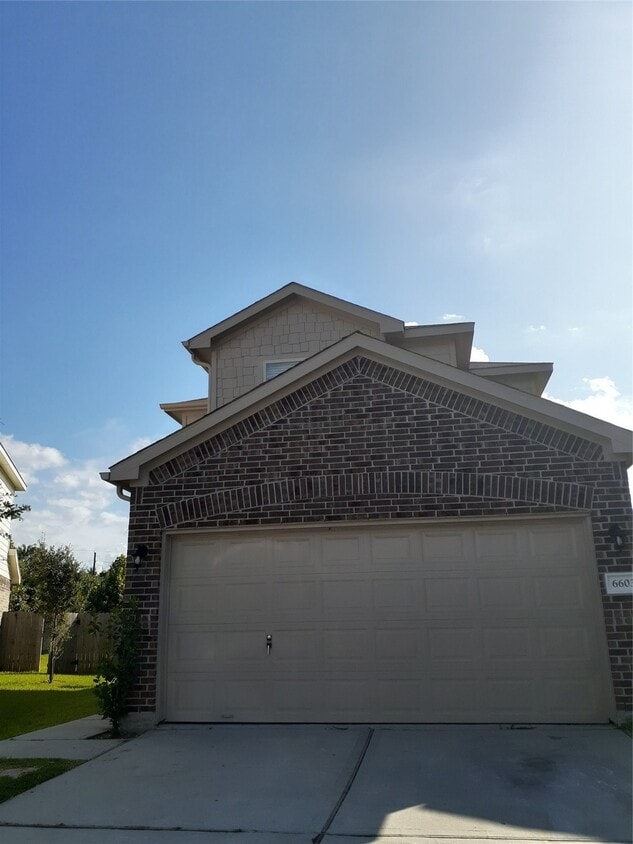 Foto principal - 6603 Sharpstone Creek Ln