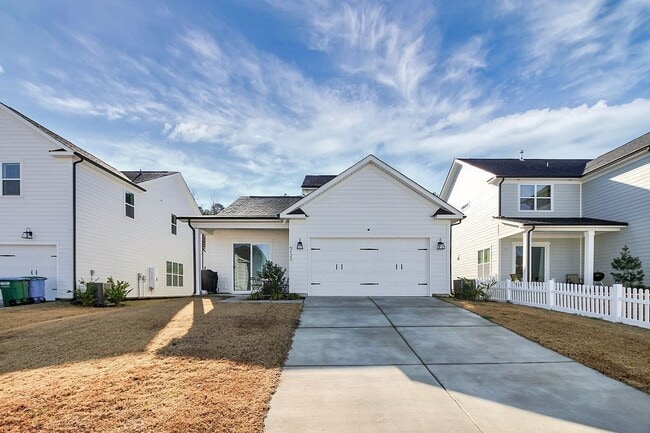 Building Photo - Stunning Matthews home available 2/1/2024