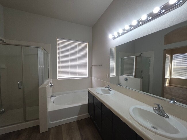 Building Photo - 3 Bedroom Remodeled in FANTASTIC Location