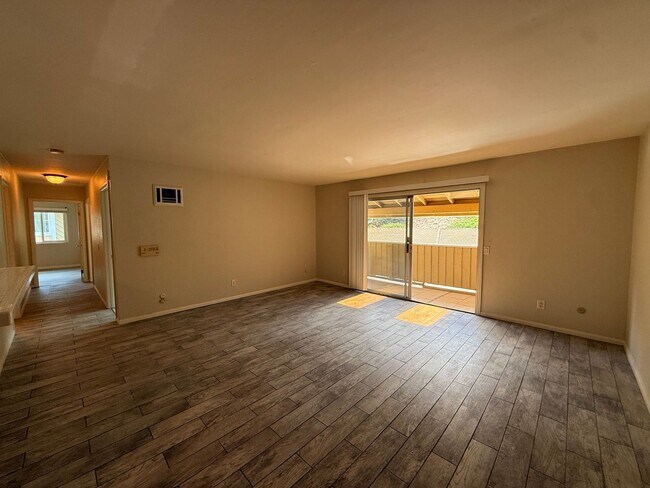 Building Photo - Spacious 3-Bedroom Top-Floor Condo in Chul...