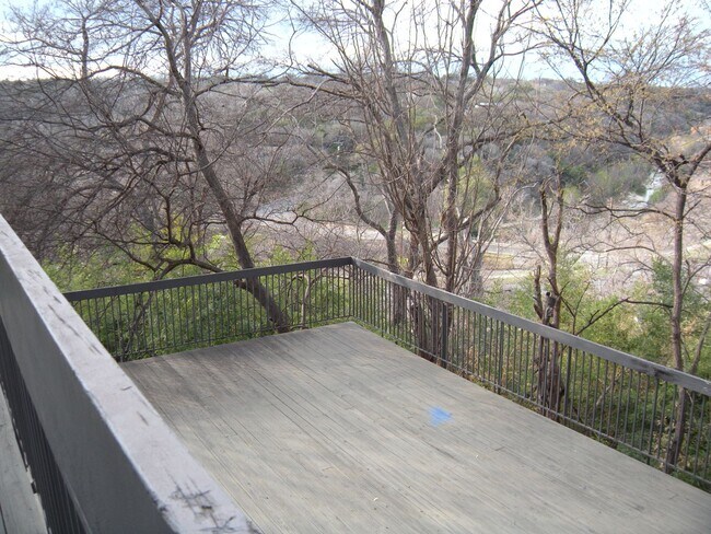 Building Photo - WONDERFUL WEST CAMPUS 1 BEDROOM - AVAILABLE AUGUST 2026 - OVERLOOK CONDOS - $1600