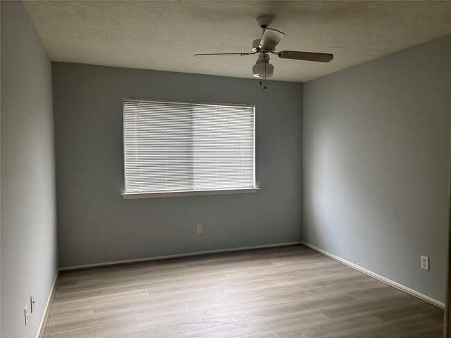 Building Photo - 402 Oak Harbor Dr