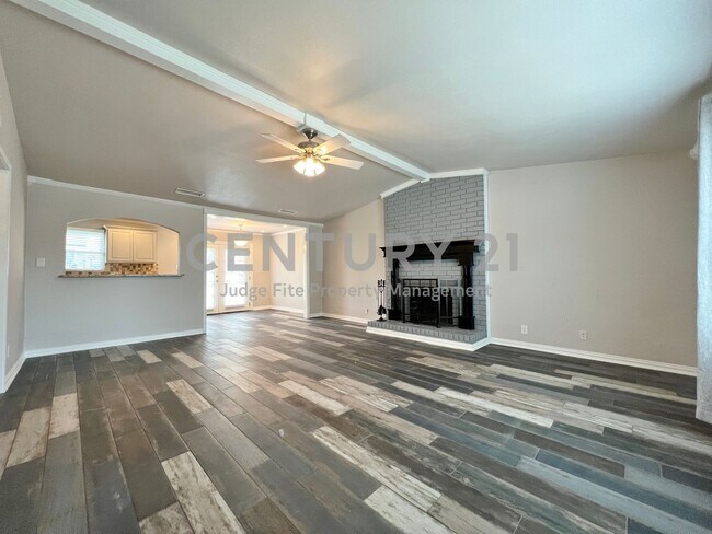 Building Photo - Tastefully updated 3/2/2 in Benbrook For Rent!