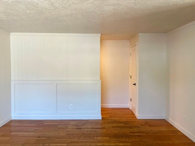 Building Photo - 1274 E Santiam St