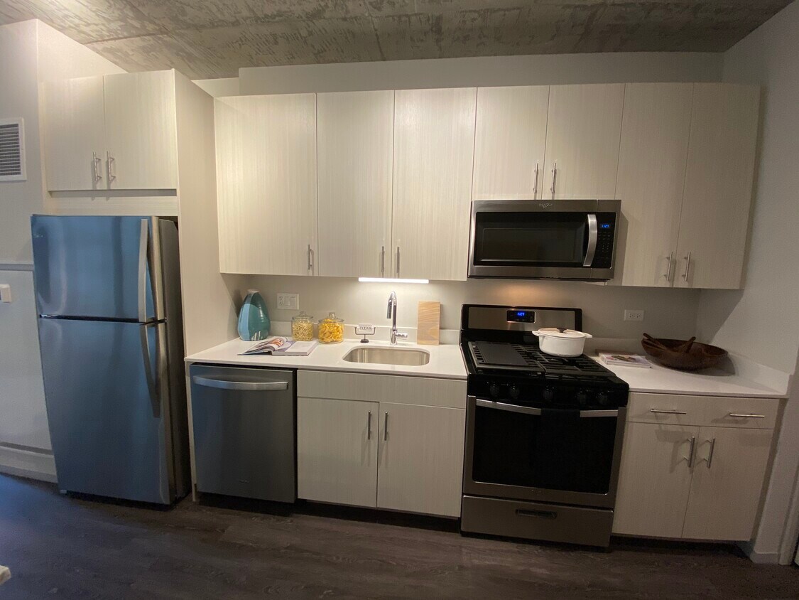 Foto principal - 645 S Clark St