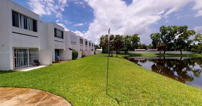 Foto del edificio - 5130 Elmhurst Rd