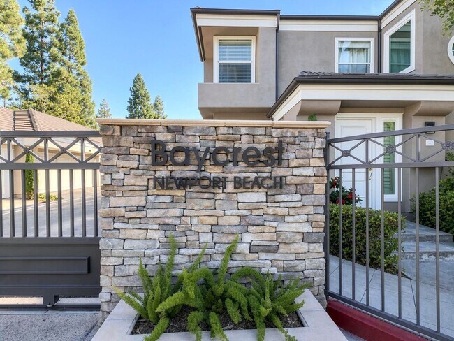 Building Photo - Beautifully renovated single-level condo in gated Newport Baycrest
