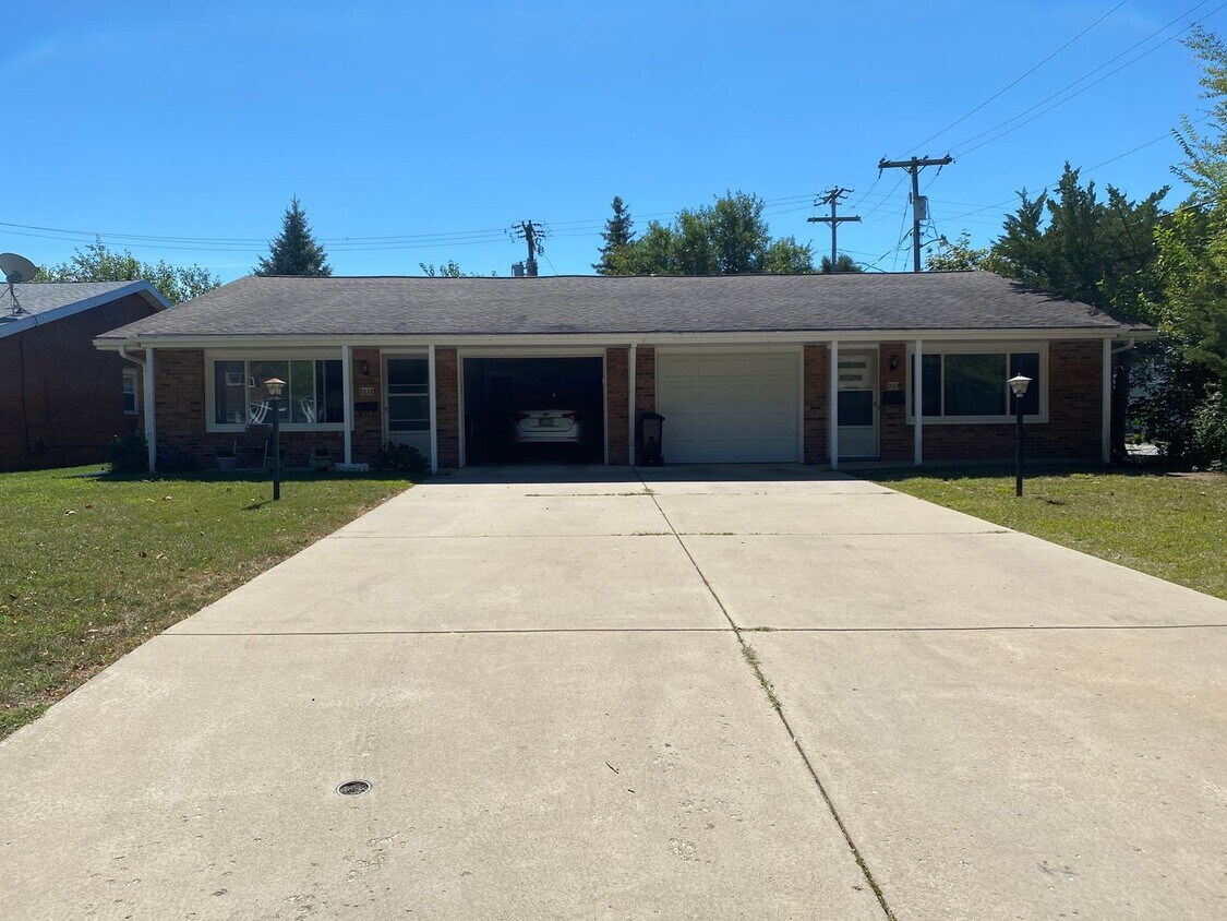 Primary Photo - 303 Robinhood Ln