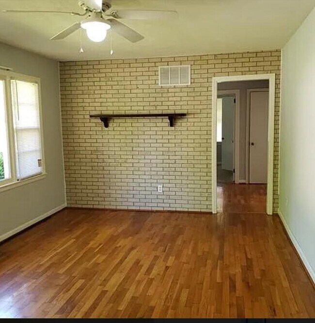 Foto del edificio - 215 Dixon Cir