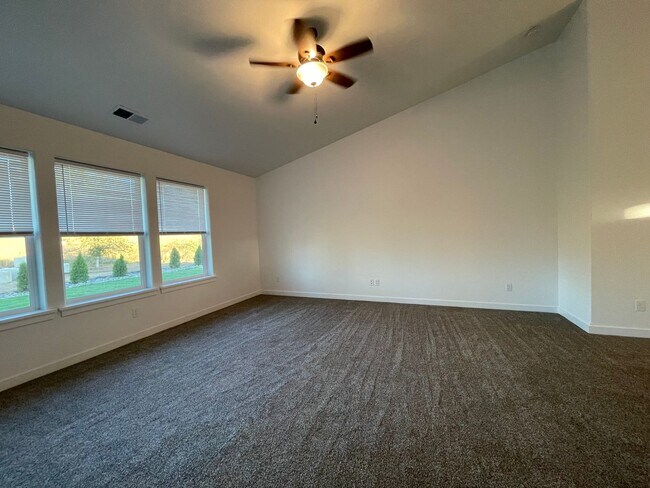 Foto del edificio - Newer 3 Bed 2 Bath Home In New Sutherlin D...
